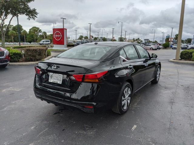 Photo of 2025 Super Black Clearcoat Nissan Altima