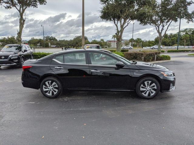 Photo of 2025 Super Black Clearcoat Nissan Altima