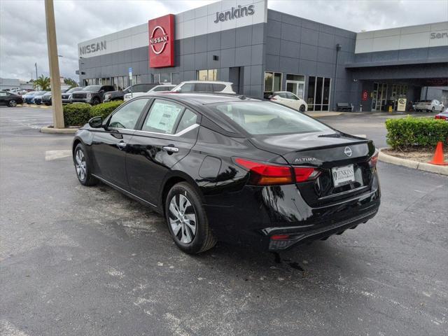 Photo of 2025 Super Black Clearcoat Nissan Altima