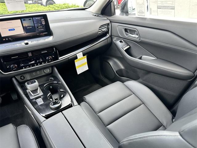 Photo of 2025 Everest White Pearl/Super Black Nissan Rogue