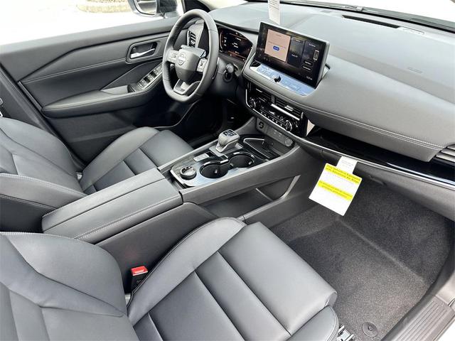 Photo of 2025 Everest White Pearl/Super Black Nissan Rogue