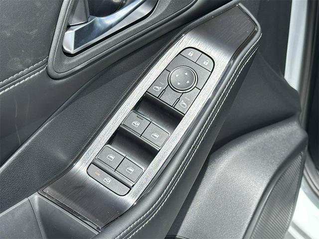 Photo of 2025 Everest White Pearl/Super Black Nissan Rogue