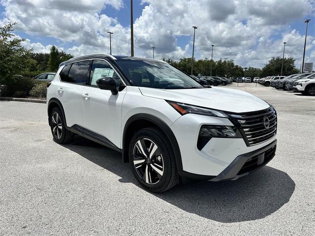 Photo of 2025 Everest White Pearl/Super Black Nissan Rogue