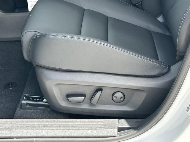 Photo of 2025 Everest White Pearl/Super Black Nissan Rogue