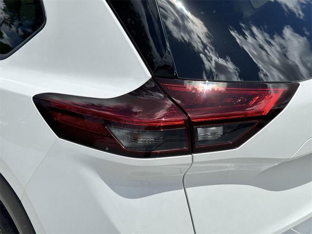 Photo of 2025 Everest White Pearl/Super Black Nissan Rogue