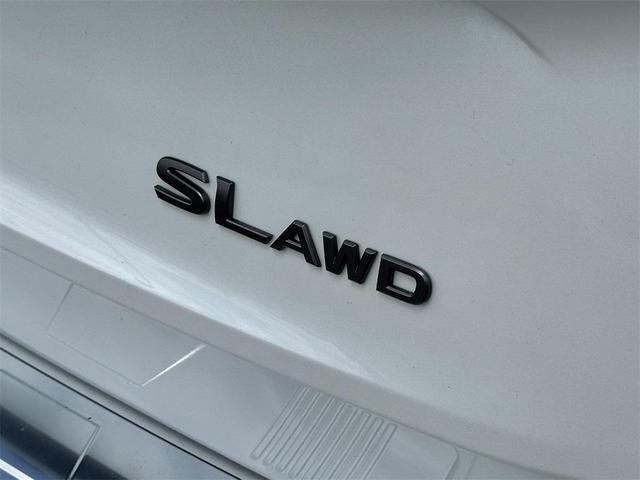 Photo of 2025 Everest White Pearl/Super Black Nissan Rogue