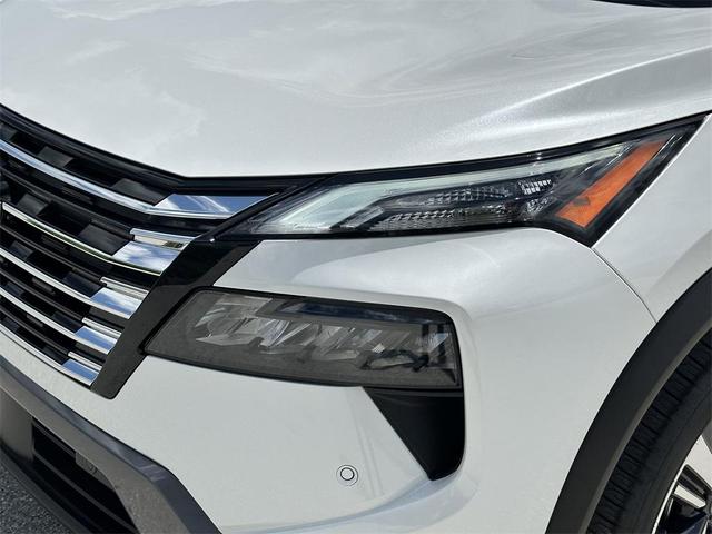 Photo of 2025 Everest White Pearl/Super Black Nissan Rogue