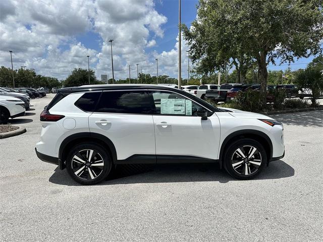 Photo of 2025 Everest White Pearl/Super Black Nissan Rogue