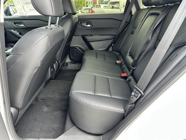 Photo of 2025 Everest White Pearl/Super Black Nissan Rogue