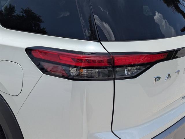 Photo of 2024 Pearl White Tricoat/Super Black Nissan Pathfinder
