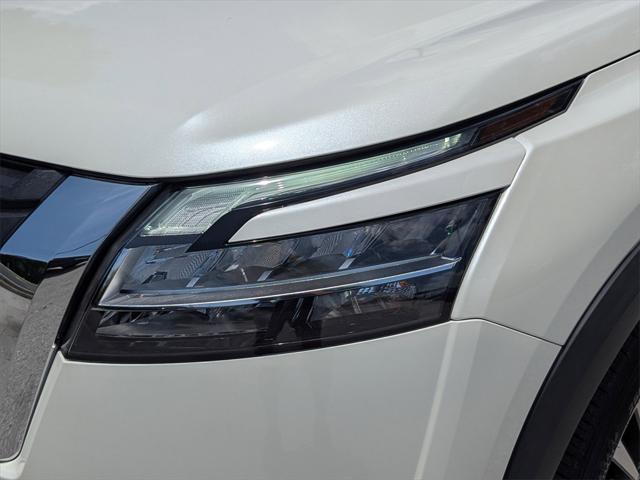 Photo of 2024 Pearl White Tricoat/Super Black Nissan Pathfinder
