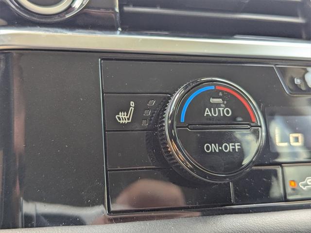Photo of 2024 Pearl White Tricoat/Super Black Nissan Pathfinder