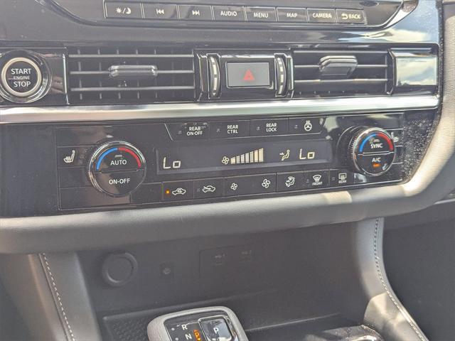 Photo of 2024 Pearl White Tricoat/Super Black Nissan Pathfinder