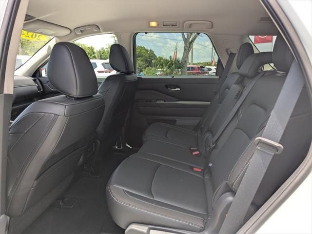 Photo of 2024 Pearl White Tricoat/Super Black Nissan Pathfinder