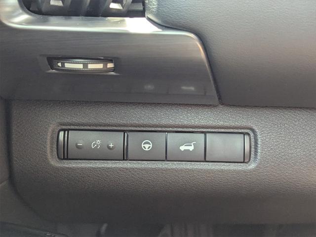 Photo of 2024 Pearl White Tricoat/Super Black Nissan Pathfinder
