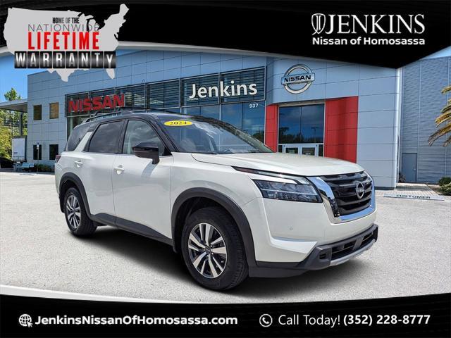 Photo of 2024 Pearl White Tricoat/Super Black Nissan Pathfinder