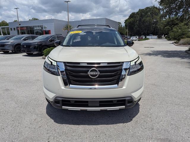 Photo of 2024 Pearl White Tricoat/Super Black Nissan Pathfinder