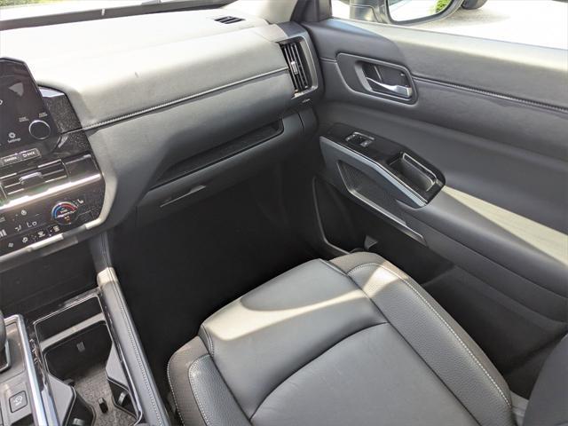 Photo of 2024 Pearl White Tricoat/Super Black Nissan Pathfinder