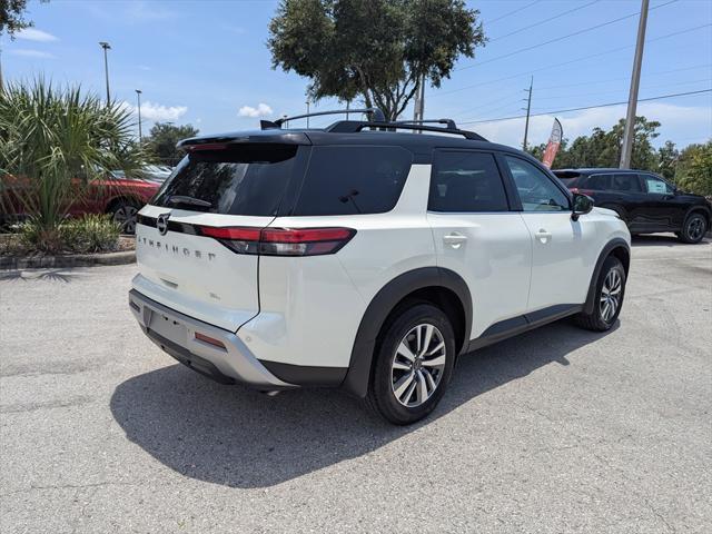 Photo of 2024 Pearl White Tricoat/Super Black Nissan Pathfinder