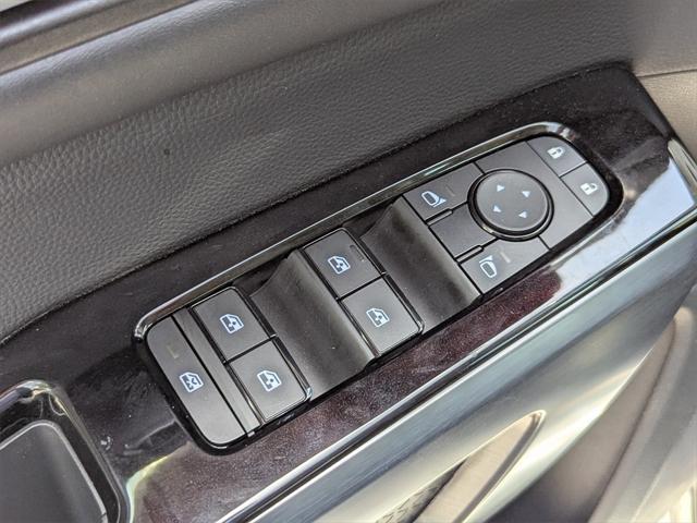 Photo of 2024 Pearl White Tricoat/Super Black Nissan Pathfinder