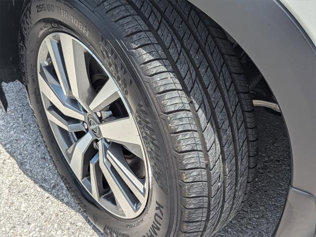 Photo of 2024 Pearl White Tricoat/Super Black Nissan Pathfinder