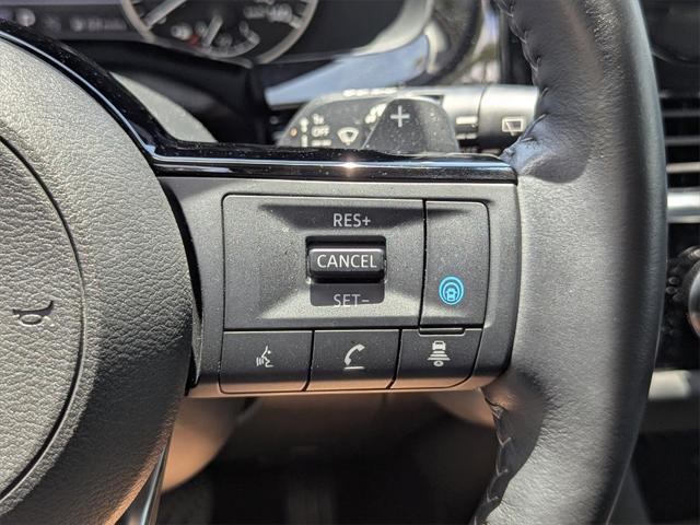 Photo of 2024 Pearl White Tricoat/Super Black Nissan Pathfinder