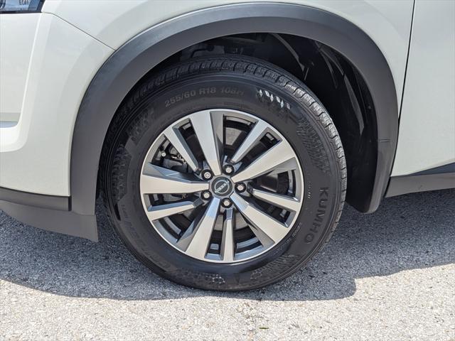 Photo of 2024 Pearl White Tricoat/Super Black Nissan Pathfinder