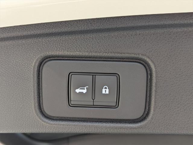 Photo of 2024 Pearl White Tricoat/Super Black Nissan Pathfinder