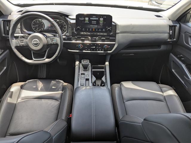 Photo of 2024 Pearl White Tricoat/Super Black Nissan Pathfinder