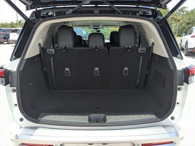 Photo of 2024 Pearl White Tricoat/Super Black Nissan Pathfinder
