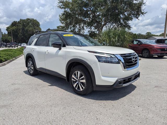 Photo of 2024 Pearl White Tricoat/Super Black Nissan Pathfinder