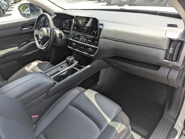 Photo of 2024 Pearl White Tricoat/Super Black Nissan Pathfinder
