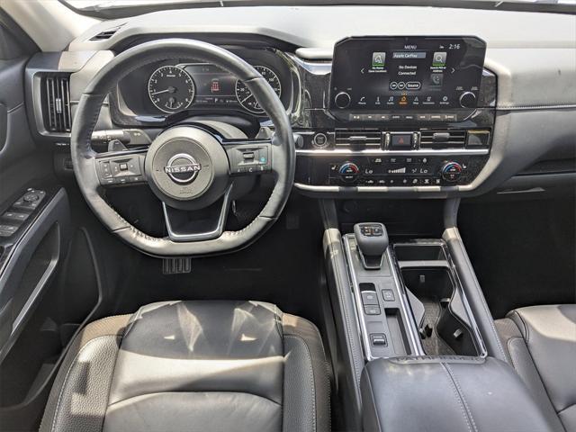 Photo of 2024 Pearl White Tricoat/Super Black Nissan Pathfinder