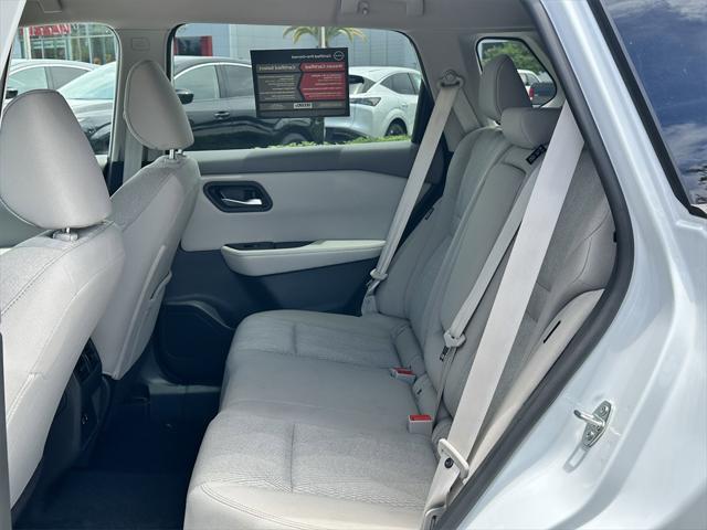 Photo of 2025 White Pearl Nissan Rogue