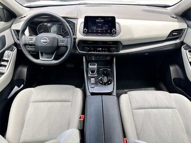 Photo of 2025 White Pearl Nissan Rogue