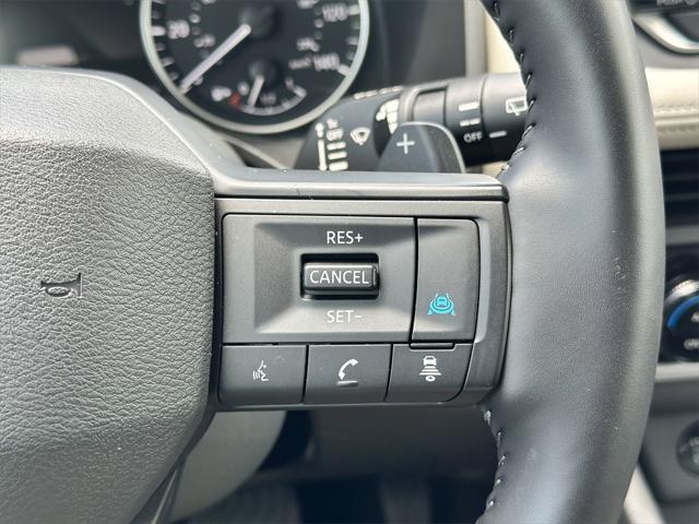 Photo of 2025 White Pearl Nissan Rogue