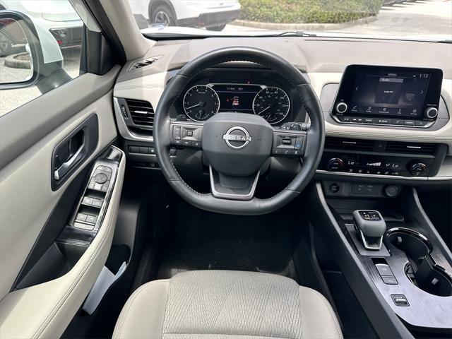 Photo of 2025 White Pearl Nissan Rogue