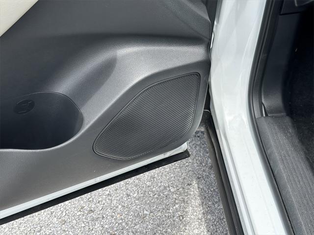 Photo of 2025 White Pearl Nissan Rogue