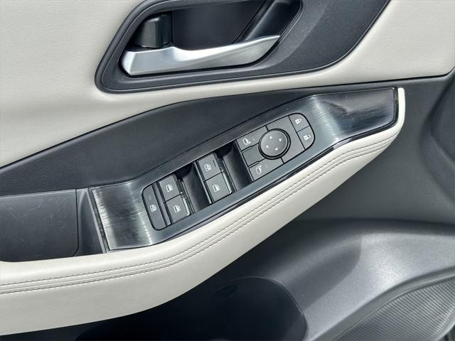 Photo of 2025 White Pearl Nissan Rogue