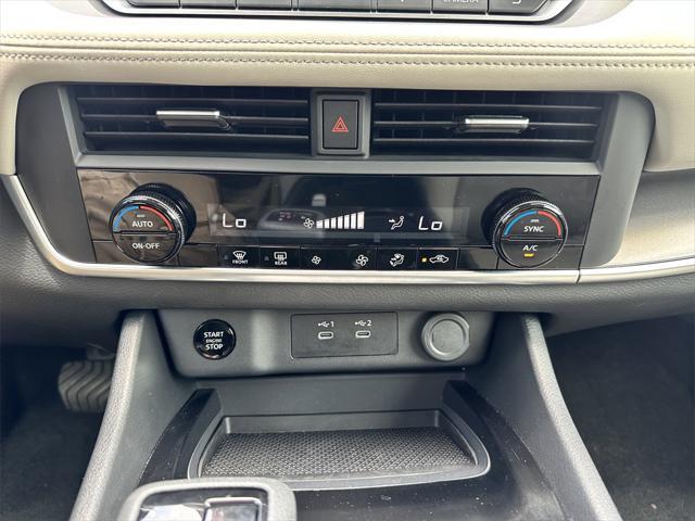 Photo of 2025 White Pearl Nissan Rogue