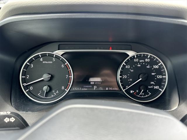 Photo of 2025 White Pearl Nissan Rogue