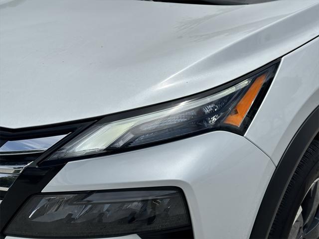 Photo of 2025 White Pearl Nissan Rogue