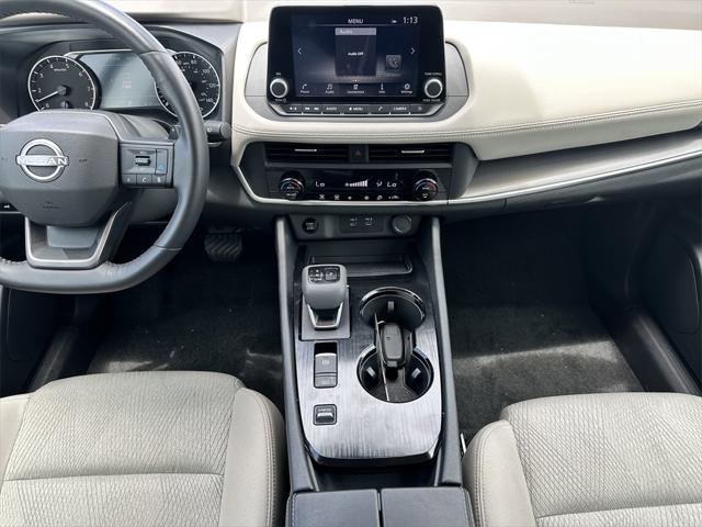 Photo of 2025 White Pearl Nissan Rogue