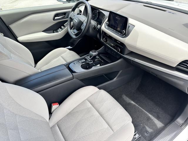 Photo of 2025 White Pearl Nissan Rogue