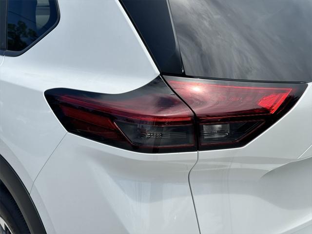 Photo of 2025 White Pearl Nissan Rogue