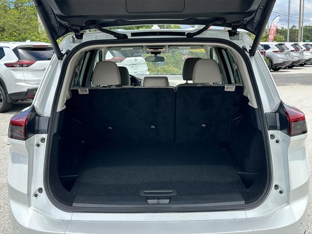 Photo of 2025 White Pearl Nissan Rogue