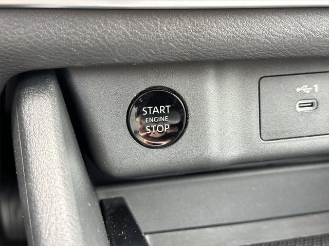 Photo of 2025 White Pearl Nissan Rogue