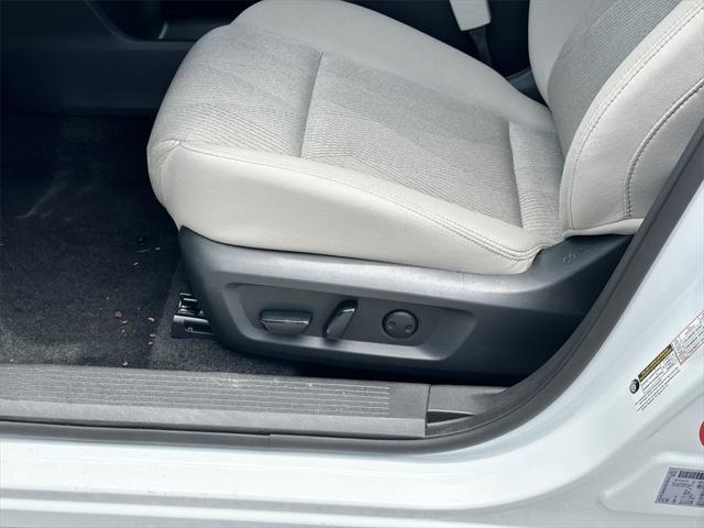 Photo of 2025 White Pearl Nissan Rogue