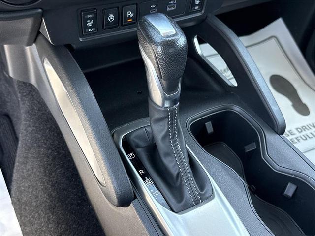 Photo of 2022 Glacier White Nissan Frontier