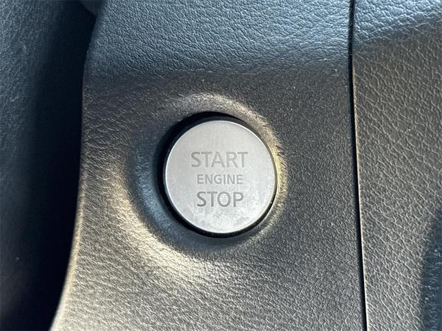 Photo of 2022 Glacier White Nissan Frontier